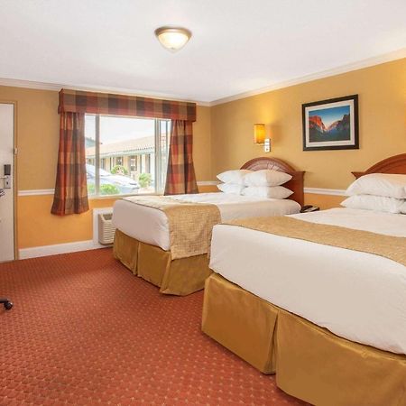 Travelodge By Wyndham Hawthorne Exterior photo