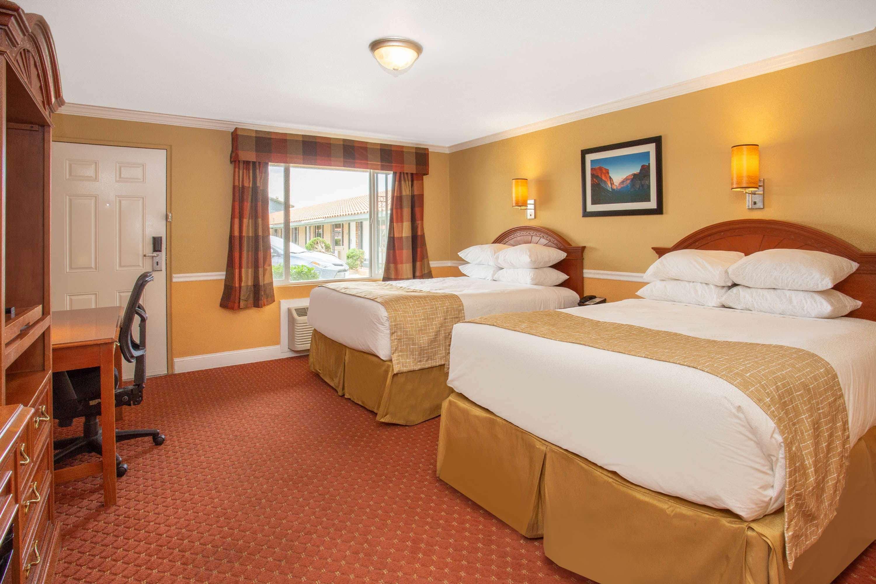 Travelodge By Wyndham Hawthorne Exterior photo
